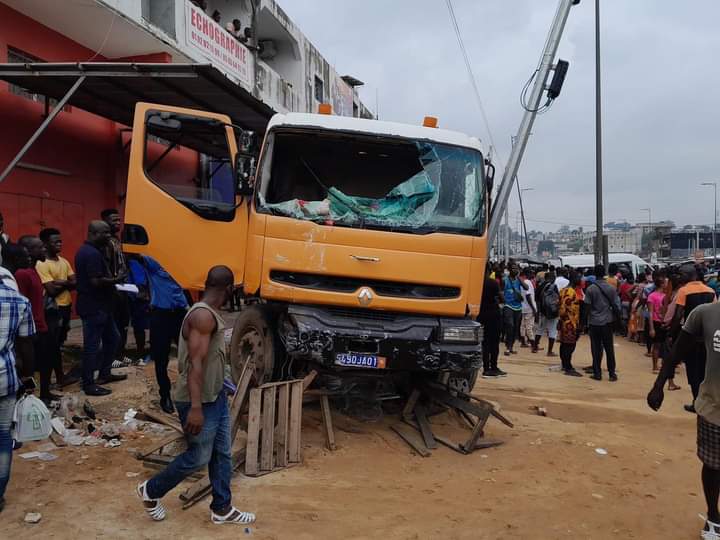 Image de Faits Divers. C'est tôt ce matin que s'est produit ce grave accident. Il s'agit d'un gros camion dont les freins ont lâchés qui a dans sa course effrénée commis des dégâts dont une double perte en vies humaines, de nombreux blessés et des dégâts matériels. Vraiment que Dieu veille sur nous surtout quand nous sommes dehors. Qui pouvait prévoir un tel accident ?