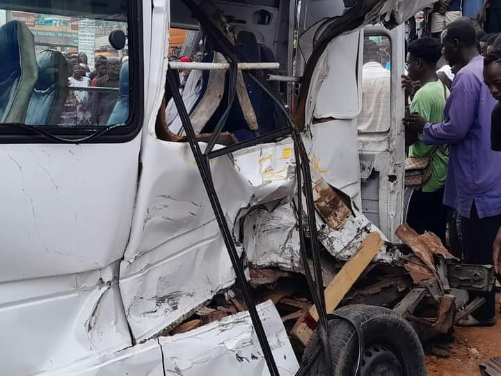 Deuxième Image de Faits Divers. C'est tôt ce matin que s'est produit ce grave accident. Il s'agit d'un gros camion dont les freins ont lâchés qui a dans sa course effrénée commis des dégâts dont une double perte en vies humaines, de nombreux blessés et des dégâts matériels. Vraiment que Dieu veille sur nous surtout quand nous sommes dehors. Qui pouvait prévoir un tel accident ?