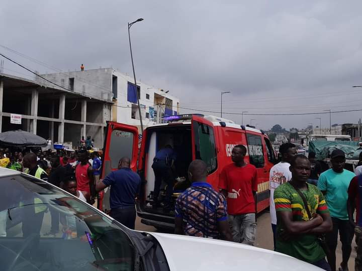 Troisième Image de Faits Divers. C'est tôt ce matin que s'est produit ce grave accident. Il s'agit d'un gros camion dont les freins ont lâchés qui a dans sa course effrénée commis des dégâts dont une double perte en vies humaines, de nombreux blessés et des dégâts matériels. Vraiment que Dieu veille sur nous surtout quand nous sommes dehors. Qui pouvait prévoir un tel accident ?