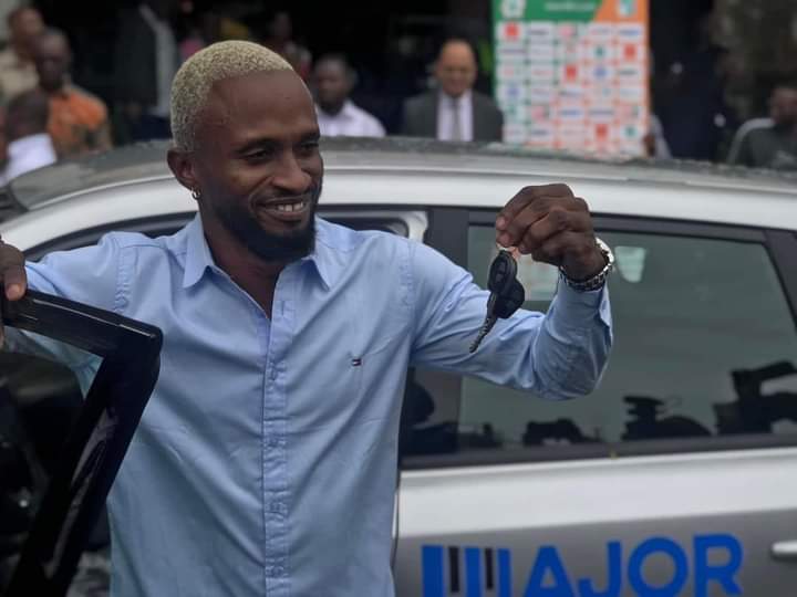 Image de Football. Ce fut le moment de récompenser les acteurs majeurs de la ligue 1 de Côte d'Ivoire et il faut dire que, ce qui retient notre attention c'est la récompense du meilleur buteur du championnat ivoirien. Zouzoua Pacôme, hormis la récompense de la Fédération ivoirienne de Football, a reçu une voiture de la part de fondation de Franck Kessié, l'international ivoirien évoluant à Barcelone. C'est une récompense qui apporte de l'espoir dans le cœur des joueurs évoluant au sein du championnat local, qui aspirent tous à des conditions de vie meilleur. Que pensez-vous de l'action de Franck Kessié ?