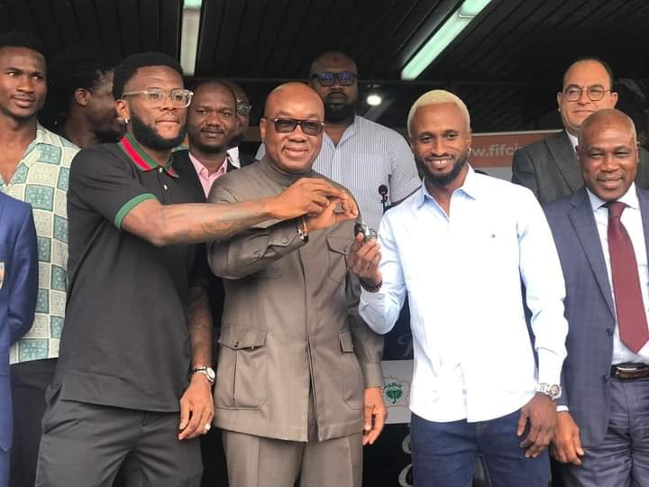 Troisième Image de Football. Ce fut le moment de récompenser les acteurs majeurs de la ligue 1 de Côte d'Ivoire et il faut dire que, ce qui retient notre attention c'est la récompense du meilleur buteur du championnat ivoirien. Zouzoua Pacôme, hormis la récompense de la Fédération ivoirienne de Football, a reçu une voiture de la part de fondation de Franck Kessié, l'international ivoirien évoluant à Barcelone. C'est une récompense qui apporte de l'espoir dans le cœur des joueurs évoluant au sein du championnat local, qui aspirent tous à des conditions de vie meilleur. Que pensez-vous de l'action de Franck Kessié ?