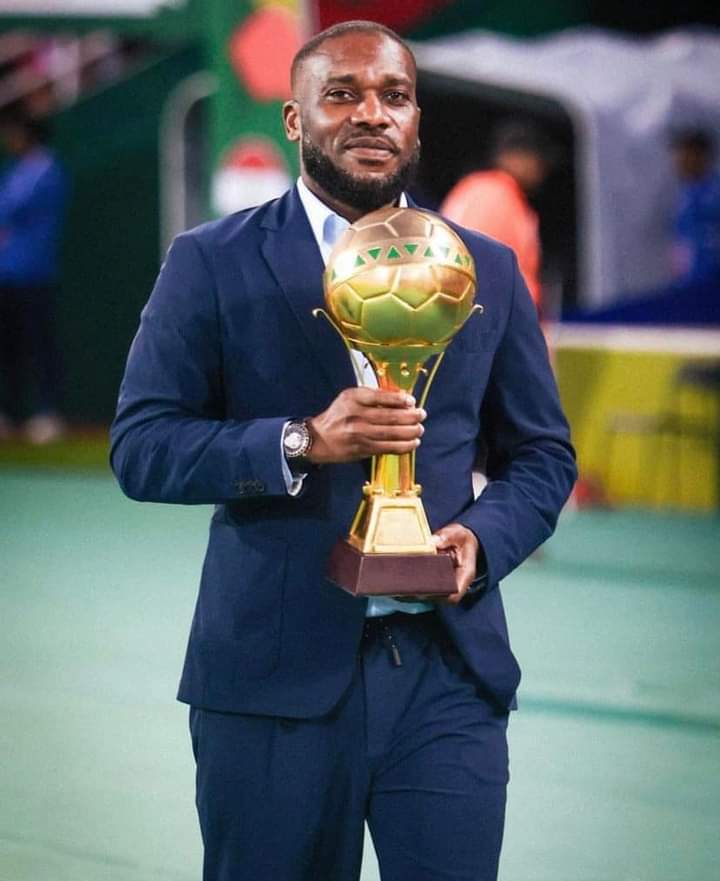 Image de Célébrités. L'ex international nigérian, Jay Jay Okocha, a été nommé ministre des sports dans son pays, c'est à dire le Nigeria. L'un des meilleurs dribbleurs de tous les temps au monde s'est reconverti dans la politique. J'espère que cette nouvelle carrière lui portera beaucoup de chance comme c'est le cas avec Georges Weah au Libéria. Que pensez-vous de cette reconversion de cet ancien footballeur ?