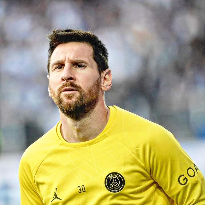 Image de Football. Le footballeur argentin Lionel Messi, qui a récemment signé en MLS, vient d'arriver à Miami afin d'entamer son aventure avec l'Inter de Miami. Il a été aperçu à sa descente d'avion. Rappelons que le sept fois ballon d'or a décliné une offre de l'Arabie Saoudite afin de se retrouver dans le championnat américain. Pensez-vous vous qu'il pourra exceller dans ce championnat ?