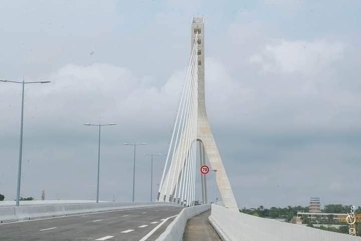 Image de Politique. Enfin la date de l'inauguration du 5ème pont d'Abidjan est connue. L'information a été donnée par le Ministre de l'Équipement et de l'Entretien routier, Monsieur Amédé Koffi Kouakou. Toujours selon le ministre, l'ouvrage sera inauguré le 3 Août prochain en présence du Président de la République, SEM Alassane Ouattara. Cela sera un soulagement pour les automobilistes qui font le trajet Cocody-Plateau et qui doivent quotidiennement affronter les nombreux bouchons du boulevard de Gaulle, même s'il faut reconnaître qu'on a de loin dépasser les délais de livraison comme c'est aussi le cas avec les délais du 4ème pont. Que pensez vous des délais de livraison non respectés ?