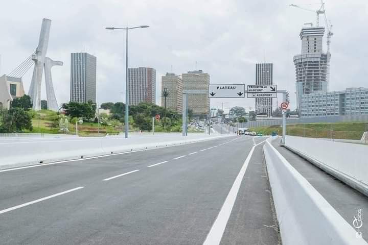 Deuxième Image de Politique. Enfin la date de l'inauguration du 5ème pont d'Abidjan est connue. L'information a été donnée par le Ministre de l'Équipement et de l'Entretien routier, Monsieur Amédé Koffi Kouakou. Toujours selon le ministre, l'ouvrage sera inauguré le 3 Août prochain en présence du Président de la République, SEM Alassane Ouattara. Cela sera un soulagement pour les automobilistes qui font le trajet Cocody-Plateau et qui doivent quotidiennement affronter les nombreux bouchons du boulevard de Gaulle, même s'il faut reconnaître qu'on a de loin dépasser les délais de livraison comme c'est aussi le cas avec les délais du 4ème pont. Que pensez vous des délais de livraison non respectés ?