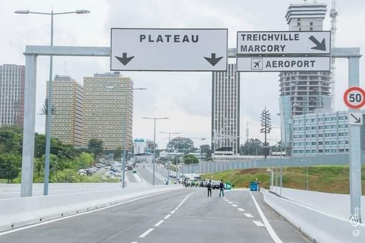 Troisième Image de Politique. Enfin la date de l'inauguration du 5ème pont d'Abidjan est connue. L'information a été donnée par le Ministre de l'Équipement et de l'Entretien routier, Monsieur Amédé Koffi Kouakou. Toujours selon le ministre, l'ouvrage sera inauguré le 3 Août prochain en présence du Président de la République, SEM Alassane Ouattara. Cela sera un soulagement pour les automobilistes qui font le trajet Cocody-Plateau et qui doivent quotidiennement affronter les nombreux bouchons du boulevard de Gaulle, même s'il faut reconnaître qu'on a de loin dépasser les délais de livraison comme c'est aussi le cas avec les délais du 4ème pont. Que pensez vous des délais de livraison non respectés ?