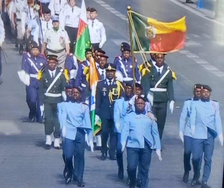 Image de Affaires Etrangères. Dans le cadre des relations de coopération internationale entre les armées françaises et ivoiriennes, des élèves de l'École Militaire Préparatoire et Technique de Bingerville (EMPT) qui forme l'élite de l'armée ivoirienne, prennent part à la cérémonie qui se déroule ce jour. C'est un honneur qui est ainsi fait à l'armée ivoirienne qui compte parmi les 7 pays africains sollicités à cet effet. Que pensez-vous de cette initiative ?