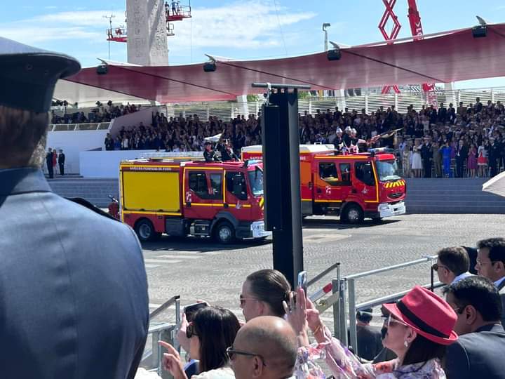 Deuxième Image de Affaires Etrangères. Dans le cadre des relations de coopération internationale entre les armées françaises et ivoiriennes, des élèves de l'École Militaire Préparatoire et Technique de Bingerville (EMPT) qui forme l'élite de l'armée ivoirienne, prennent part à la cérémonie qui se déroule ce jour. C'est un honneur qui est ainsi fait à l'armée ivoirienne qui compte parmi les 7 pays africains sollicités à cet effet. Que pensez-vous de cette initiative ?