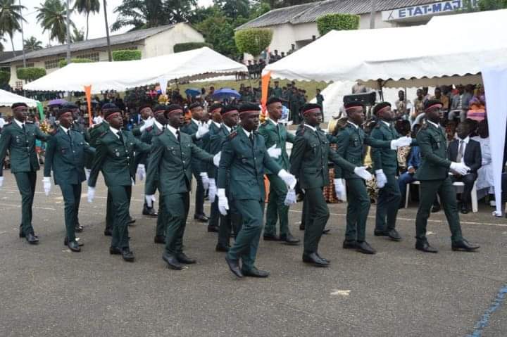 Quatrième Image de Affaires Etrangères. Dans le cadre des relations de coopération internationale entre les armées françaises et ivoiriennes, des élèves de l'École Militaire Préparatoire et Technique de Bingerville (EMPT) qui forme l'élite de l'armée ivoirienne, prennent part à la cérémonie qui se déroule ce jour. C'est un honneur qui est ainsi fait à l'armée ivoirienne qui compte parmi les 7 pays africains sollicités à cet effet. Que pensez-vous de cette initiative ?