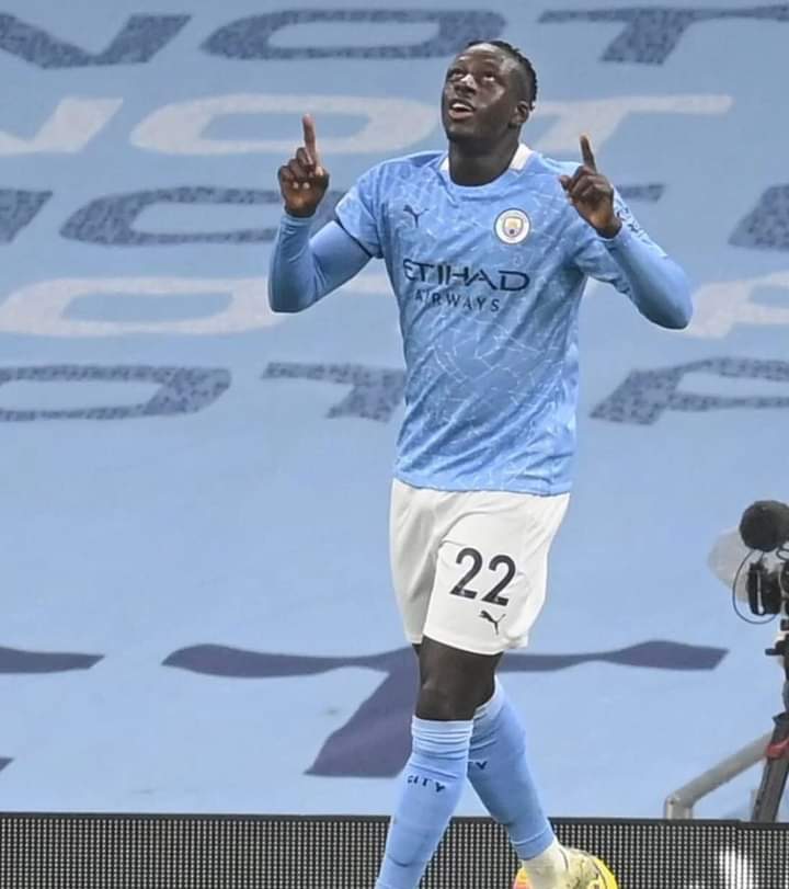 Deuxième Image de Football. Le joueur français Benjamin Mendy, qui était face à la justice dans plusieurs affaires de viol et de tentatives de viol, a été déclaré non coupable de toutes les accusations à son encontre. Le verdict est tombé hier et il faut admettre celui-ci est venu comme une délivrance qui a valu au joueurs une coulée de larmes de joie. Que pensez-vous de ce verdict de la justice britannique ?