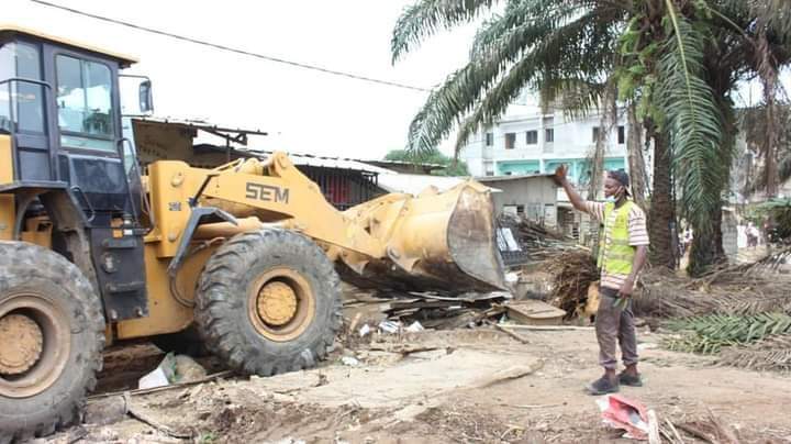 Image de Société. Dans le but de tracer une voie d'environ 1 km 800 mètres, les services techniques de la mairie d'Abobo, dans le nord d'Abidjan, ont procédé à une libération des emprises de la voie. Des machines sont entrés en œuvre dans les quartiers d'Akeikoi, BC et Avocatier afin de démolir tout obstacle sur le tracé de cette voie. Au grand constat, la population n'a pas posé de résistance et aucune contestation n'est répertoriée même si cela a forcément occasionné des pertes. Que pensez-vous de cette non réaction de la population d'Abobo ?