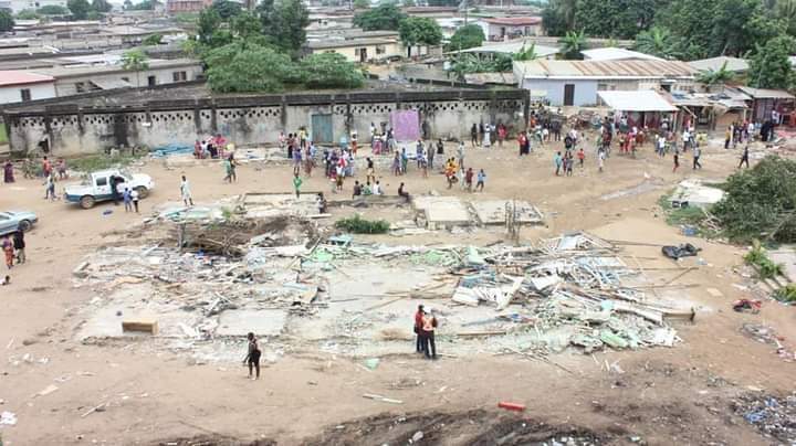 Deuxième Image de Société. Dans le but de tracer une voie d'environ 1 km 800 mètres, les services techniques de la mairie d'Abobo, dans le nord d'Abidjan, ont procédé à une libération des emprises de la voie. Des machines sont entrés en œuvre dans les quartiers d'Akeikoi, BC et Avocatier afin de démolir tout obstacle sur le tracé de cette voie. Au grand constat, la population n'a pas posé de résistance et aucune contestation n'est répertoriée même si cela a forcément occasionné des pertes. Que pensez-vous de cette non réaction de la population d'Abobo ?