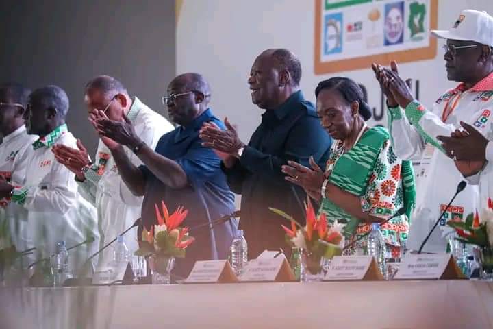 Deuxième Image de Politique. C'est à l'occasion de la cérémonie d'investiture des candidats du RHDP aux prochaines élections municipales et régionales que le Président de la République de Côte d'Ivoire, Son Excellence Monsieur Alassane Ouattara, également Président du RHDP, a affirmé que la Côte d'Ivoire sera sans doute en 2025 le seul pays africain entièrement électrifié comme c'est le cas en Europe et aux Etats Unis. On aura la confirmation de cette déclaration d'ici peu car 2025 n'est pas loin. J'espère juste que ce n'est pas une promesse en l'air quand on sait combien de villages sont enclavé et manquent du minimum de commodité de développement telles que l'électricité et l'eau courante. Que pensez vous de cette promesse ? Pensez vous cela est réalisable en si peu de temps ?