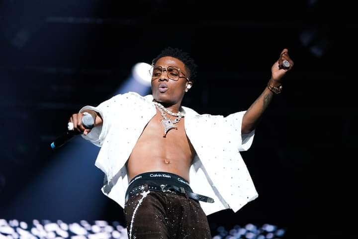 Image de Célébrités. Le "Star Boy", l'artiste nigerian Wizkid, célèbre aujourd'hui son anniversaire. En effet, Wizkid a 33 ans aujourd'hui et en tant que fan, je ne pourrai laisser passer un tel événement. Venez avec moi souhaiter un joyeux anniversaire à l'un des plus talentueux artistes africains.