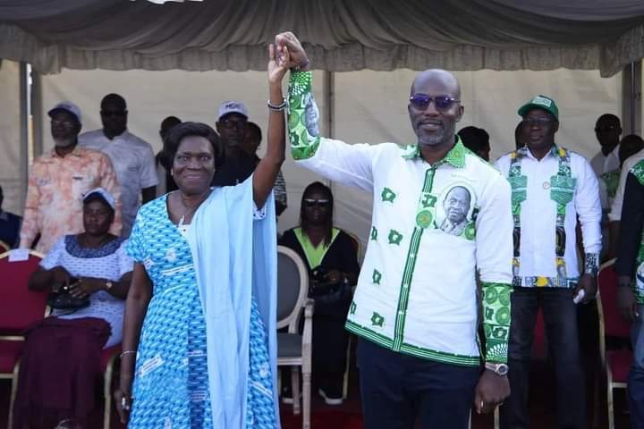 Image de Politique. L'ex première dame ivoirienne, Simone Ehivet, par ailleurs Présidente du Mouvement des Générations Capables ( MGC) était aux côtés de Dia Houphouet Augustin, candidat du PDCI aux élections municipales à Yopougon lors de la cérémonie de son investiture. Rappelons que la présence de Simone Ehivet à cette cérémonie est la résultante de l'accord politique entre le PDCI RDA et le MGC afin de dérober la gestion de la municipalité au RHDP mais aussi au PPA-CI de l'ex Président de la République et ex époux de Simone Ehivet qui a son fils Michel Gbagbo comme candidat aux dites municipales. Serait ce une revanche contre son ex époux qui vient d'obtenir le divorce mais contre ses anciens camarades du temps de FPI ?