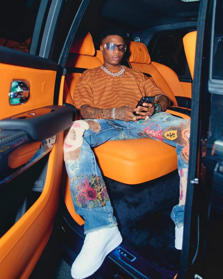 Image de Célébrités. C'était hier la célébration du trente troisième anniversaire de l'artiste nigérian Wizkid. Pour marquer l'événement à sa manière et ce, depuis sa position au Canada, son compatriote et collègue Davido a sorti un gâteau d'anniversaire à la fin de son concert, dans les loges et l'a dédié à celui qui considère comme son ami. Ce fut un geste assez gentil et je crois que la réaction de Wizkid ne se fera pas attendre assez longtemps. Jetez un coup à la vidéo et ne manquez pas de laisser votre avis.