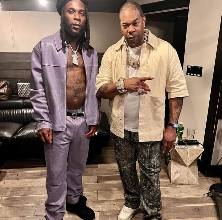 Image de Célébrités. Le célèbre producteur et rappeur américain Busta Rhymes a publié sur sa page des mots au travers lesquels il félicite le chanteur nigérian Burna Boy pour sa performance au Stade de New York. Il est selon lui, le tout premier artiste africain à faire un sold out pour un concert dans ledit stade. Je vous laisse découvrir les mots capturés sur la page de l'américain. Qu'en pensez-vous ?