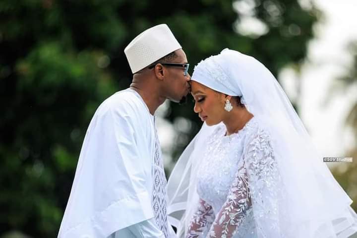 Image de Célébrités. L'ex international footballeur ivoirien, Kader Keita, a célébré son mariage religieux ce weekend et il faut dire que c'était "the place to be" vu le parterre de célébrités présent à l'événement. On avait l'ancien ballon d'or africain, le sénégalais El Hadj Diouf, l'ivoirien Eboué Emmanuel, mais aussi Sery Dorcas, Fatime Sidime et bien d'autres célébrités. Je vous laisse découvrir quelques images et dites moi qui vous reconnaissez à l'événement.