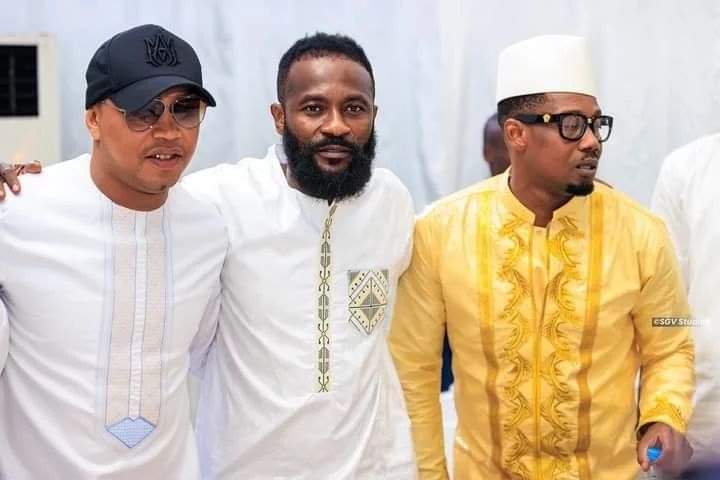 Troisième Image de Célébrités. L'ex international footballeur ivoirien, Kader Keita, a célébré son mariage religieux ce weekend et il faut dire que c'était "the place to be" vu le parterre de célébrités présent à l'événement. On avait l'ancien ballon d'or africain, le sénégalais El Hadj Diouf, l'ivoirien Eboué Emmanuel, mais aussi Sery Dorcas, Fatime Sidime et bien d'autres célébrités. Je vous laisse découvrir quelques images et dites moi qui vous reconnaissez à l'événement.