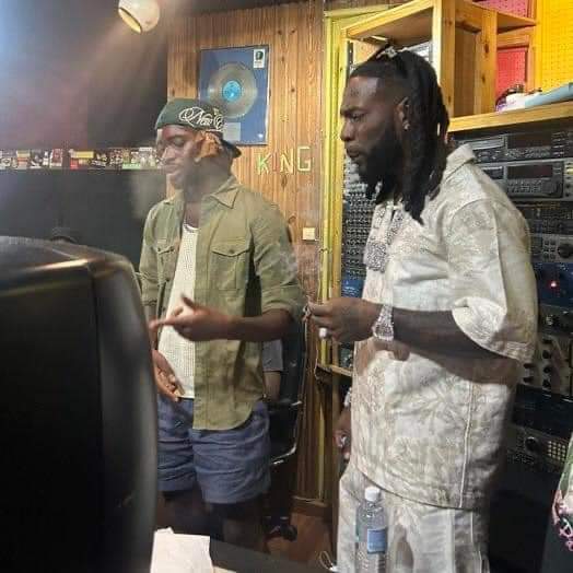 Image de Société. Le chanteur nigérian, Burna Boy était tout récemment en Jamaïque. Ce bref séjour dans sur la terre du reggae qui rappelle également le continent africain fut des plus agréables pour l'artiste vu comment il y a pris plaisir, allant des shows à la visite du studio de feu Bob Marley Pour en savoir plus, partageons ensemble quelques images de Burna Boy en Jamaïque. Ne manquez pas de laisser vos impressions.