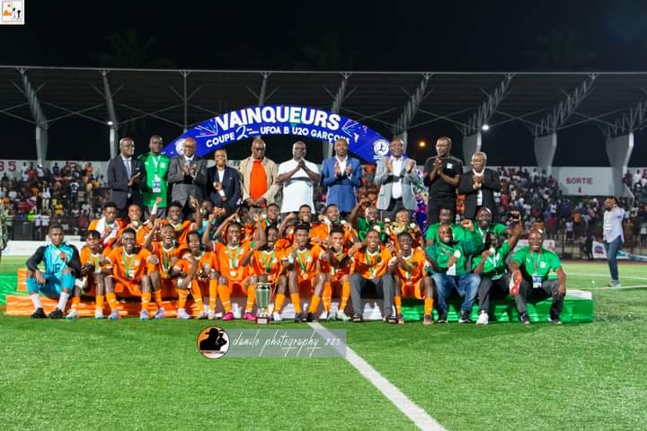 Troisième Image de Football. Les éléphanteaux ont remporté le tournoi de l'UFOA-B des moins de 20 ans après avoir battu le Burkina Faso en finale. C'est un trophée qui vient redonner de l'espoir et rassurer quant à l'avenir de l'équipe nationale de Côte d'Ivoire. Pensez-vous, comme moi, qu'on peut croire en la relève des éléphants A?