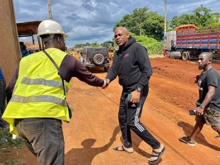 Image de Politique. Depuis maintenant quelques jours, je peux constater une ébullition au sein de la municipalité dirigée par l'ex international footballeur ivoirien, Kalou Bonaventure. En fait, cela est en rapport avec les actions de développement en cours dans cette localité située dans le centre-ouest de la Côte d'Ivoire. Des travaux de route, des inaugurations d'écoles, on peut dire que Kalou sort la grande artillerie pour séduire à nouveau. Mais pourquoi maintenant ? Je crois qu'il a eu assez de temps pour démarrer ces chantiers, mais à l'approche des élections, je pourrais penser à une mise en scène dans le but de tromper la population afin qu'elle lui renouvelle sa confiance, qu'en dites vous ?