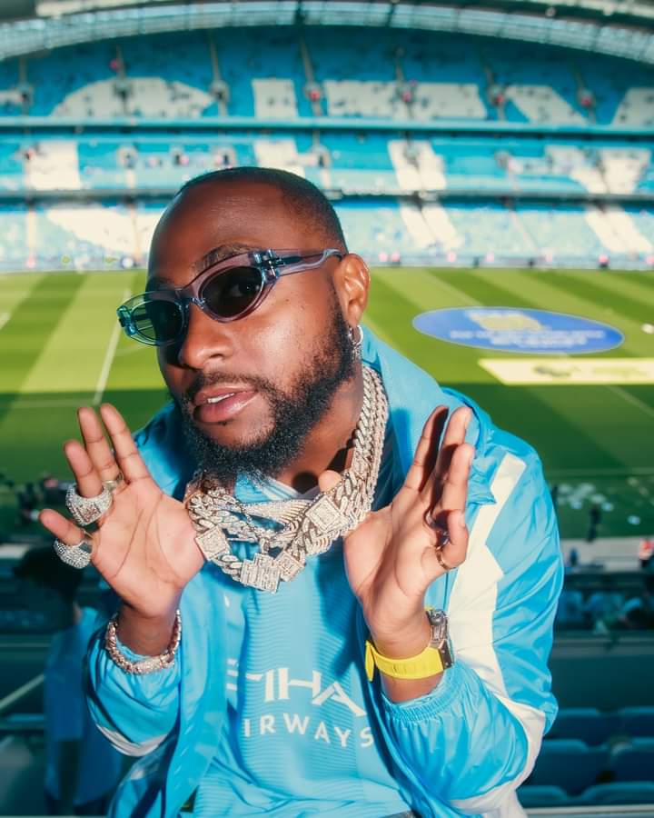 Image de Célébrités. L'artiste nigerian, Davido, a annoncé que sa fondation va décaisser jusqu'à 237millions de Nairas afin de venir en aide aux plus démunis. L'annonce a été publiée sur sa page Facebook. C'est une initiative très salutaire qui démontre de sa générosité et de son amour pour l'être humain. Lorsque la vie nous donne d'être des privilégiés, on ne devrait pas oublier les autres. Telle est la leçon que je tire de ce geste de la superstar. Et vous, que pensez-vous de ce geste de Davido ?