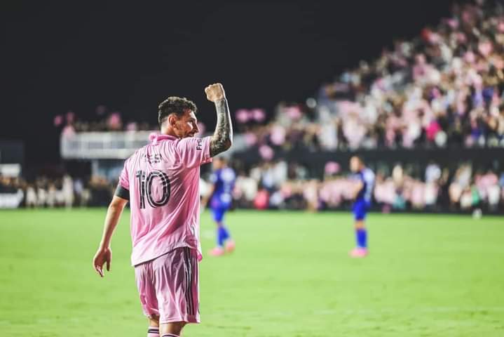 Troisième Image de Football. Le septuple ballon d'or, Leo Messi, a démontré qu'il n'a rien perdu de son talent et que se retrouver à Miami n'a rien d'une volonté de cacher ses insuffisances. Au contraire, c'est grâce à un magnifique but sur une balle arrêtée que Messi va susciter chez le public tant d'émotions surtout que ce but va permettre à son club de remporter la victoire. Que pensez-vous du début du Messi en MLS?