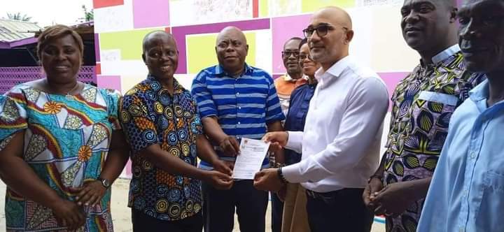 Deuxième Image de Politique. Le député Michel Gbagbo, candidat aux municipales à Yopougon pour le compte du PPA-CI, a été aperçu dans une église de la commune qu'il convoite. Je suppose qu'il y était afin de recommander sa candidature à Dieu afin que la faveur divine l'accompagne. Je pense qu'il en a besoin, vu l'adversité qui se dresse sur son chemin vers la mairie de Yopougon, notamment la coalition autour de Dia Houphouet Augustin mais aussi la carrure du candidat RHDP en la personne de Adama Bictogo. Que pensez-vous de la présence de Michel Gbagbo justement dans une église à Yopougon ?