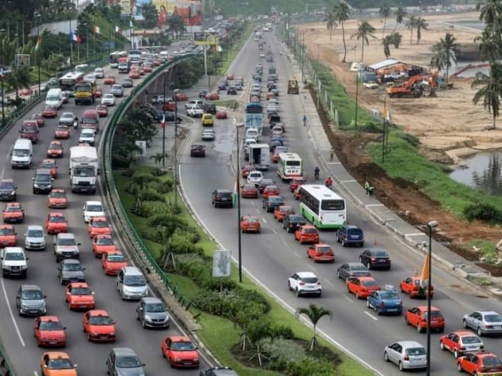 Deuxième Image de Politique. Le gouvernement ivoirien a décidé de rebaptiser des boulevards existants en leur attribuant de nouveaux noms. Désormais ces rues, qui portaient des noms impopulaires auprès des ivoiriens, porteront le noms d'anciens présidents tels que Laurent Gbagbo, Henri Konan Bédié, Henri Konan Bédié ou d'épouses de Présidents tels que Dominique Ouattara. Je vous laisse découvrir un bout de cette liste. Que pensez-vous de cette idée?