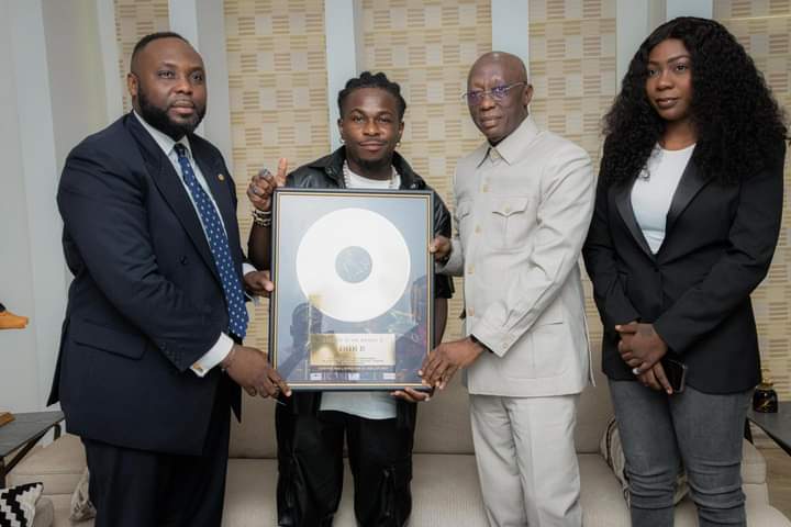 Image de Célébrités. Le rappeur ivoirien Didi B, qui vient d'obtenir un disc d'or, fait le tour de bureaux et établissements afin de présenter son trophée. Il fut à l'université Nord Sud-Institut Famah, mais également chez le maire de Bingerville qui lui a offert un terrain avec ACD. Que pensez-vous de cette démarche de Didi B ?