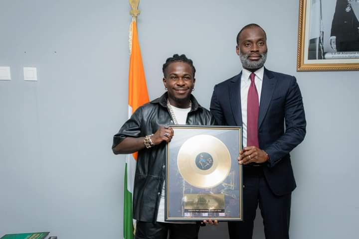 Troisième Image de Célébrités. Le rappeur ivoirien Didi B, qui vient d'obtenir un disc d'or, fait le tour de bureaux et établissements afin de présenter son trophée. Il fut à l'université Nord Sud-Institut Famah, mais également chez le maire de Bingerville qui lui a offert un terrain avec ACD. Que pensez-vous de cette démarche de Didi B ?