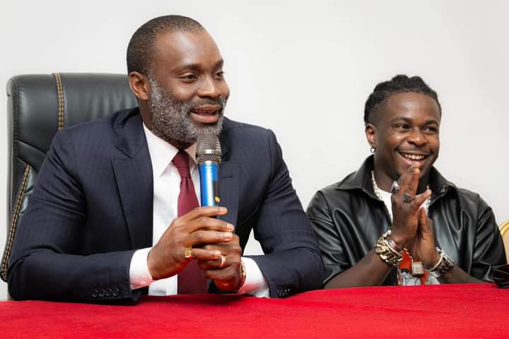 Quatrième Image de Célébrités. Le rappeur ivoirien Didi B, qui vient d'obtenir un disc d'or, fait le tour de bureaux et établissements afin de présenter son trophée. Il fut à l'université Nord Sud-Institut Famah, mais également chez le maire de Bingerville qui lui a offert un terrain avec ACD. Que pensez-vous de cette démarche de Didi B ?