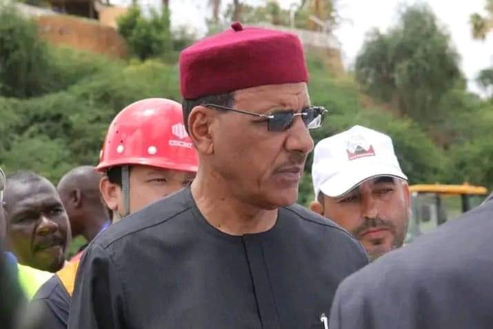 Deuxième Image de Affaires Etrangères. Les choses sont troubles actuellement au Niger. Une information circulant sur la toile laisse comprendre que le Président Mohamed Bazoum est actuellement entre les mains de la garde républicaine qui l'a pris en otage dans le cadre d'une tentative de coup d'État. Une déclaration télévisée est attendue autour de 20h ce soir. C'est regrettable de procéder ainsi afin de se faire entendre. Et vous, que pensez-vous de la situation au Niger ?