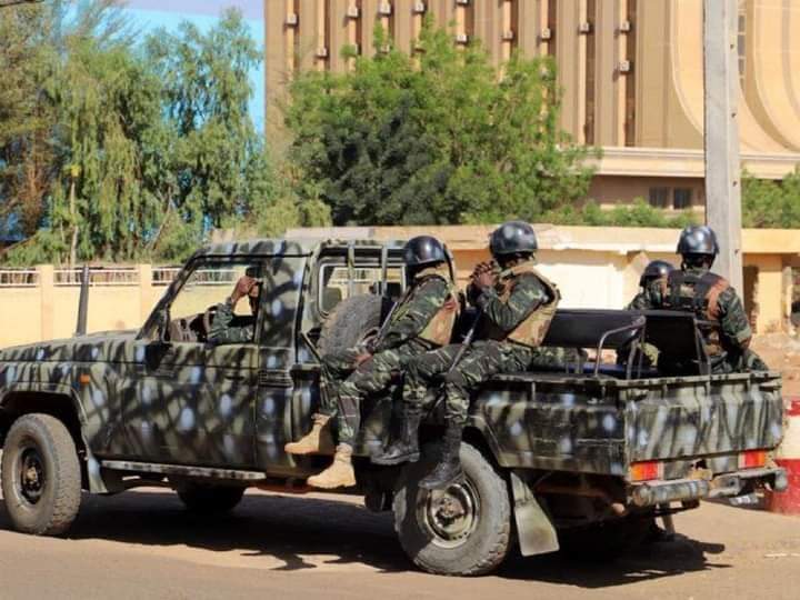 Troisième Image de Affaires Etrangères. Les choses sont troubles actuellement au Niger. Une information circulant sur la toile laisse comprendre que le Président Mohamed Bazoum est actuellement entre les mains de la garde républicaine qui l'a pris en otage dans le cadre d'une tentative de coup d'État. Une déclaration télévisée est attendue autour de 20h ce soir. C'est regrettable de procéder ainsi afin de se faire entendre. Et vous, que pensez-vous de la situation au Niger ?