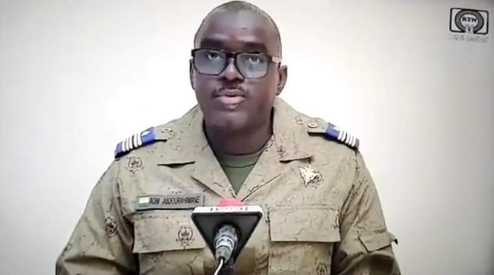 Troisième Image de Affaires Etrangères. C'est dommage mais c'est le cas. Le coup d'état au Niger est bel et bien confirmé. Le pouvoir est actuellement aux mains des soldats. Le Colonel Major Amadou Abdramane est aux commandes et on attend de voir la suite des événements. Mis déjà, que pouvez vous dire à ce propos?