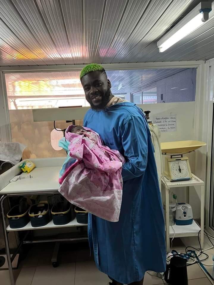 Image de Célébrités. Le jeune rappeur ivoirien, Lil Jay Bingerack, auteur du tube a succès "hi hi hi" est devenu papa d'une fillette ce 27 Juillet. Souhaitons ensemble bonne arrivée à l'enfant et toutes nos félicitations à l'artiste et sa compagne.