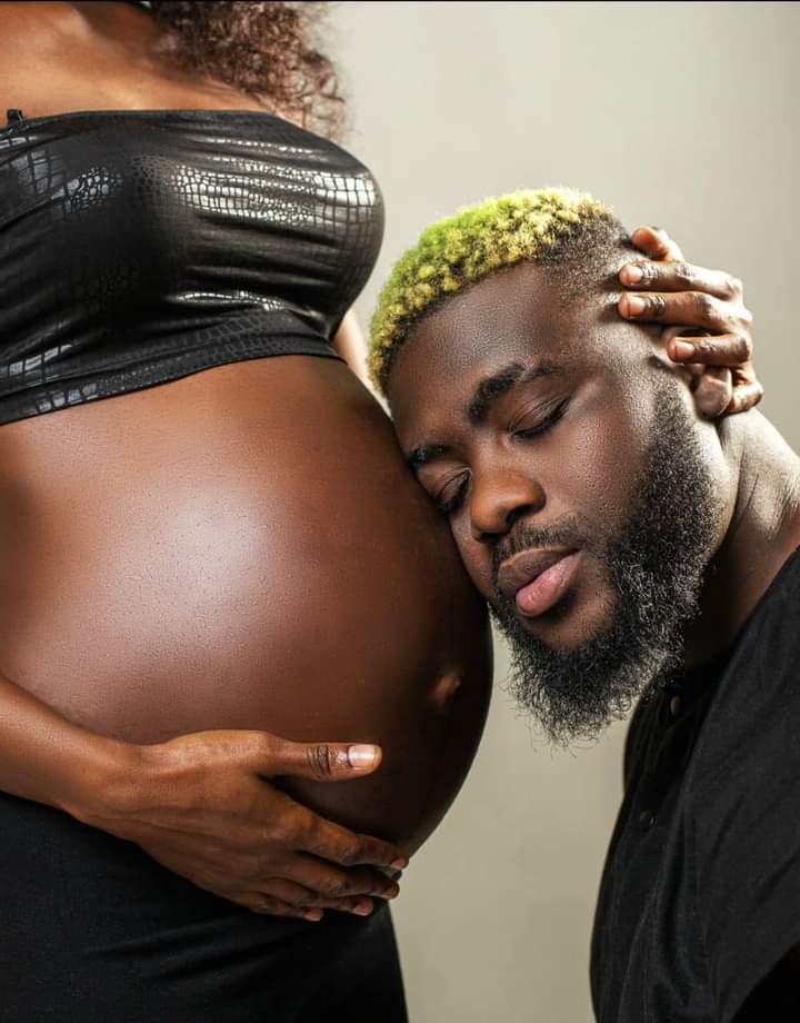 Deuxième Image de Célébrités. Le jeune rappeur ivoirien, Lil Jay Bingerack, auteur du tube a succès "hi hi hi" est devenu papa d'une fillette ce 27 Juillet. Souhaitons ensemble bonne arrivée à l'enfant et toutes nos félicitations à l'artiste et sa compagne.