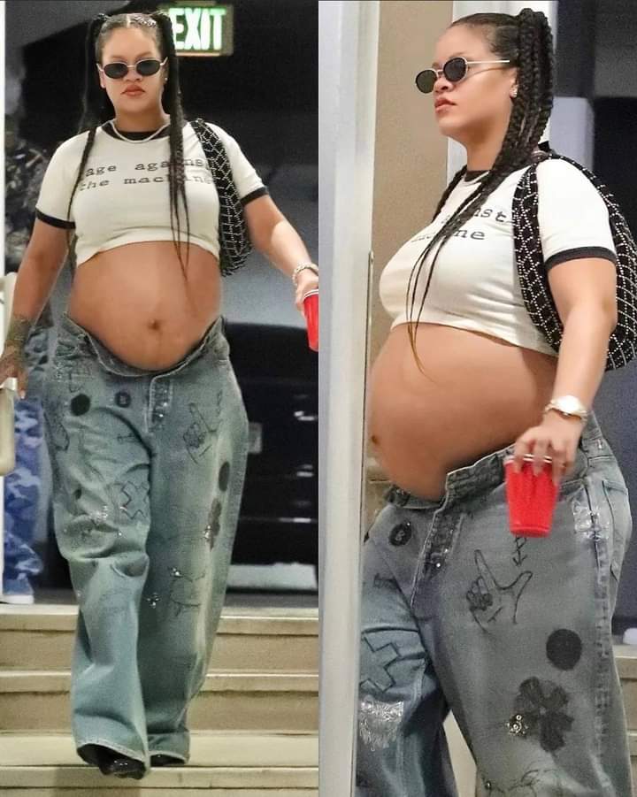 Deuxième Image de Célébrités. La superbe Rihanna a encore suscité des polémiques à travers son style. Même si certains n'apprécient pas son style vestimentaire, il faut admettre que l'artiste américaine n'est pas prête à le changer. Regardez et dites moi comment vous la trouvez dans ce look?