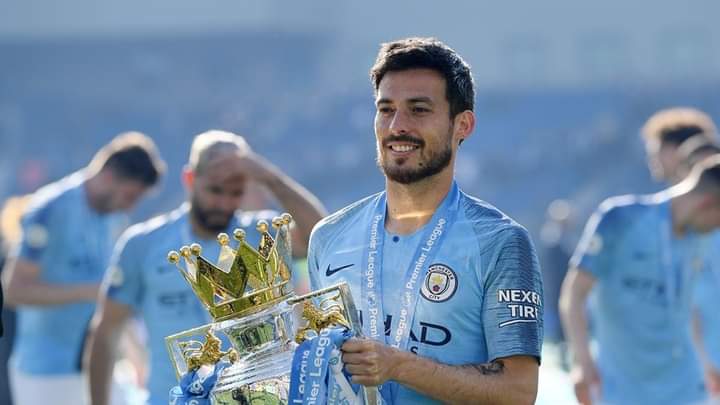 Image de Football. Le très grand joueur espagnol, David Silva, a décidé de mettre un terme à sa carrière après une blessure au genou. Le champion du monde espagnol met ainsi fin à un très grand parcours footballistique. Il reste l'un des meilleurs milieu de l'histoire du football. Que retenez vous du parcours de David Silva ?