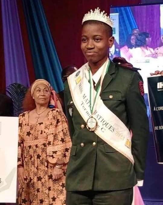 Image de Société. La jeune KRA NDRI ANGE VICTORIA, pensionnaire de l'École Militaire Préparatoire et Technique (EMPT), Miss Mathématiques 2023, a reçu une bourse d'études d'une valeur de 30 millions de FCFA. C'est un don qui lui a été remis par Fatim Cissé, Directrice Générale de l'IHS Towers Côte d'Ivoire. Je trouve que c'est bien mérité et je crois que petit à petit, l'intellect sera encore mieux considéré si tout le monde pouvait faire comme l'IHS Towers. Qu'en dites-vous ?