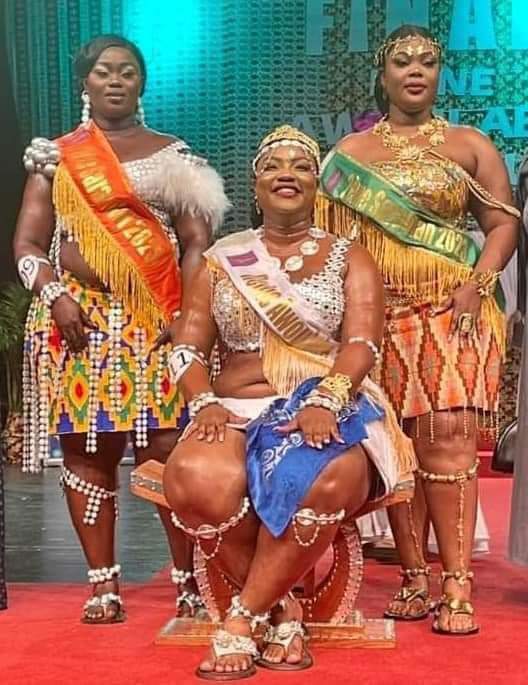 Deuxième Image de Société. La finale de l'Awoulaba 2023 s'est tenue hier et une nouvelle reine de beauté est connue. Il s'agit de dame Aboya Constance. Ma préoccupation réside plutôt dans le fait qu'il y ait peu d'engouement autour de cet événement par rapport au concours Miss. Quel serait les raisons d'un tel désintérêt si l'on part du principe que ce sont tous les deux des concours de beauté du même calibre ?