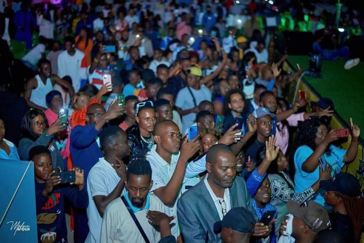 Troisième Image de Célébrités. L'artiste ivoirien Kerozen DJ est actuellement au Congo Brazzaville, plus précisément à Pointe Noire où il fait sensation. Déjà à son arrivée, on apprend qu'il a été victime d'un vol lors d'un bain de foule. Par la suite, il donne un show réussi durant lequel la foule était présente. Alors que sa popularité ait un peu chuté en Côte d'Ivoire, cela n'empêche pas l'artiste d'être encore sollicité à travers le monde. Que pensez-vous de la carrière actuelle de Kerozen ?