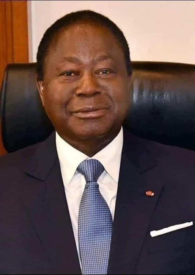 Deuxième Image de Politique. L'ex président de la République de Côte d'Ivoire, Son Excellence Monsieur Henri Konan Bédié est décédé ce Mardi 1er Août 2023 à l'âge de 89 ans. Évacué de Daoukro sur Abidjan suite à un malaise, celui qui a dirigé le pays de 1993 à 1999 ne se lèvera plus de son malaise. C'est une nation toute entière qui est attristée. Toutes nos condoléances au pays tout entier mais aussi à sa famille politique le PDCI RDA dont il fut le Président. Que retenez-vous de cet illustre homme politique ?