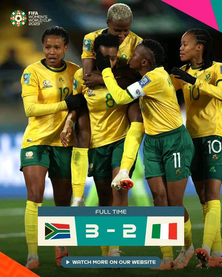 Image de Football. Les joueuses Sud Africaines engagées en coupe du monde se qualifient en huitièmes de finale, une première de toute leur histoire, alors qu'elles sont à leur deuxième mondial. C'est une qualification amplement méritée après une victoire 3 buts à 2 contre l'Italie. Les Sud Africaines ont obtenues leur qualification dans le temps additionnel de la fin de la rencontre (92"). Elles rejoignent ainsi le Nigeria à ce stade de la compétition. Que pensez-vous de la performance des équipes africaines en coupe du monde ?