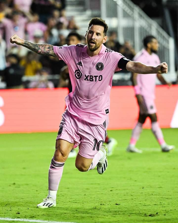 Image de Football. Lionel Messi se sent très bien en MLS comme on peut le constater. Seulement après 3 matchs l'argentin est à 5 buts, à savoir 2 doublés et un but simple. Cette belle performance serait-elle due au fait qu'il soit très au dessus du niveau des autres athlètes ? Ou qu'il ait trouvé un bon système de jeu au sein du groupe qui favorise sa belle performance?