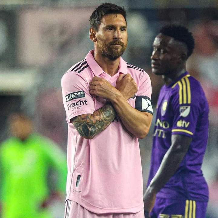 Deuxième Image de Football. Lionel Messi se sent très bien en MLS comme on peut le constater. Seulement après 3 matchs l'argentin est à 5 buts, à savoir 2 doublés et un but simple. Cette belle performance serait-elle due au fait qu'il soit très au dessus du niveau des autres athlètes ? Ou qu'il ait trouvé un bon système de jeu au sein du groupe qui favorise sa belle performance?