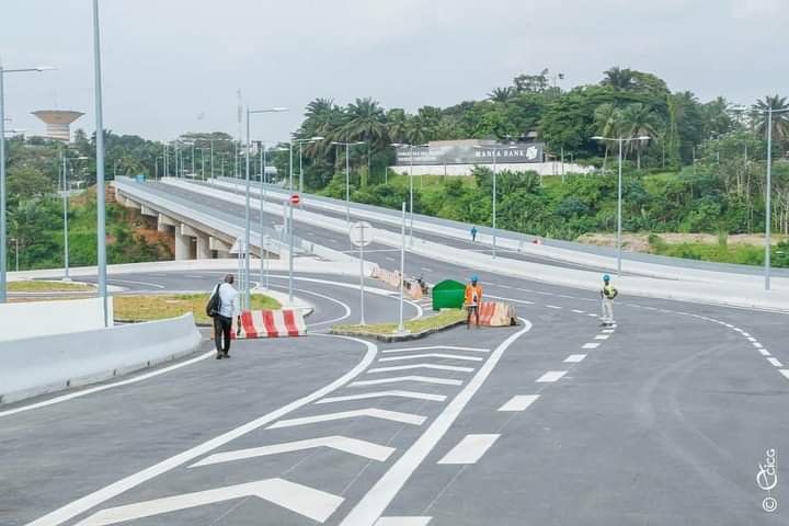 Image de Société. Compte tenu du deuil national de 10 jours décrété sur toute l'étendue du territoire ivoirien, l'inauguration du 5è pont d'Abidjan, prévue ce jour 3 Août, est reportée à une date ultérieure. Je suppose que c'est dans le but de respecter cette période douloureuse que traverse tout le peuple ivoirien. Qu'en dites-vous ?