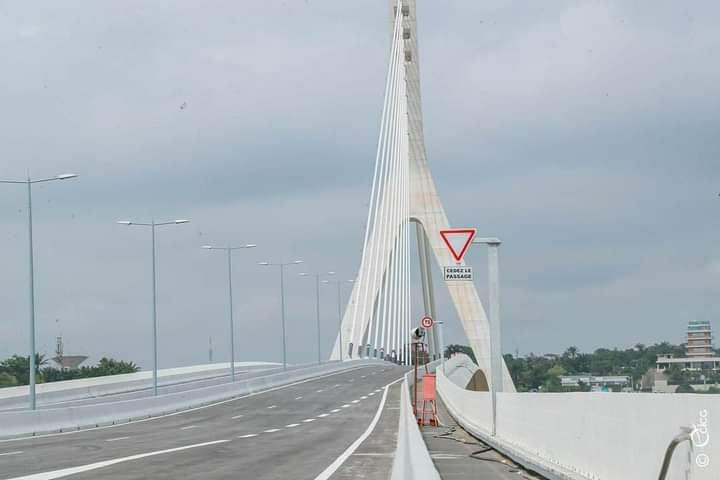 Deuxième Image de Société. Compte tenu du deuil national de 10 jours décrété sur toute l'étendue du territoire ivoirien, l'inauguration du 5è pont d'Abidjan, prévue ce jour 3 Août, est reportée à une date ultérieure. Je suppose que c'est dans le but de respecter cette période douloureuse que traverse tout le peuple ivoirien. Qu'en dites-vous ?