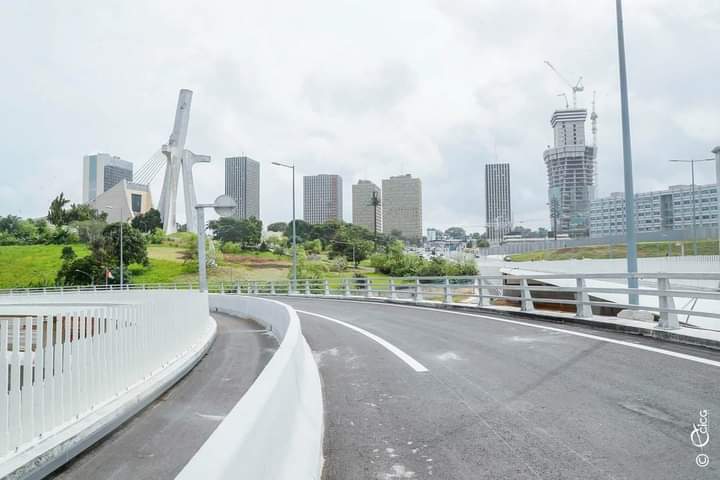 Troisième Image de Société. Compte tenu du deuil national de 10 jours décrété sur toute l'étendue du territoire ivoirien, l'inauguration du 5è pont d'Abidjan, prévue ce jour 3 Août, est reportée à une date ultérieure. Je suppose que c'est dans le but de respecter cette période douloureuse que traverse tout le peuple ivoirien. Qu'en dites-vous ?